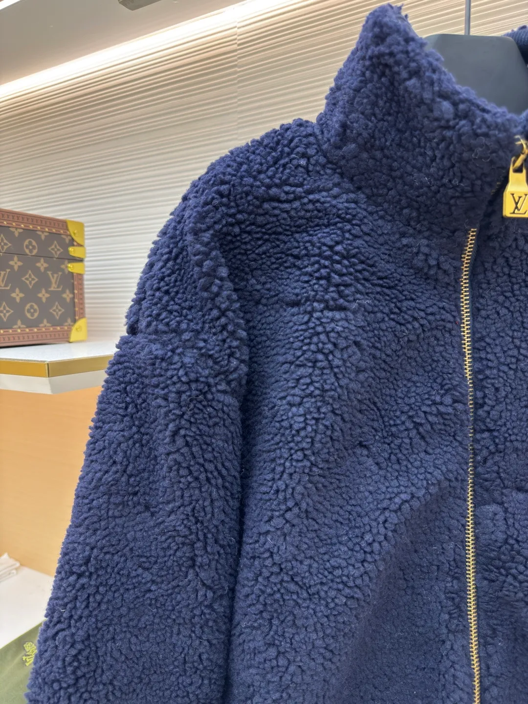 LOUIS VUITTON Teddy sheep wool blended suede tunic jacket ●Authentic product: Purchased and developed for 14999 ●Item number: 1680677-B70 ●Fabric: Lamb wool fabric ●Technology: Positioned cutting machine ●Version: Fitted version ●Weight: about 875 grams ●Size: S-M-L-XL ●Description: Made of high-quality lamb wool fabric, the fluff is fine and soft, rich to the touch, the fluff is tight and even, not easy to shed, ensuring the quality and durability of the jacket; the collar adopts a stand-up collar design, which has been treated with special technology to be stiff and stylish, which can protect the neck from cold wind; the brand on the zipper head The logo is exquisite and compact, adding to the beauty of the details; the brand leather patch on the left chest is made of high-quality material, and the embossed brand logo is clear and three-dimensional, with full texture, which enhances the recognition and high-end sense of the jacket; during the sewing process, the stitches are fine and even, especially the splicing of the lamb wool fabric, which is smooth and firm. The overall wiring is straight and delicate, the fabric is comfortable and soft, and the color is consistent without color difference. It can be matched with the same style to create a fashionable look and control various occasions. Customized accessories, complete with three standards, same style for men and women!